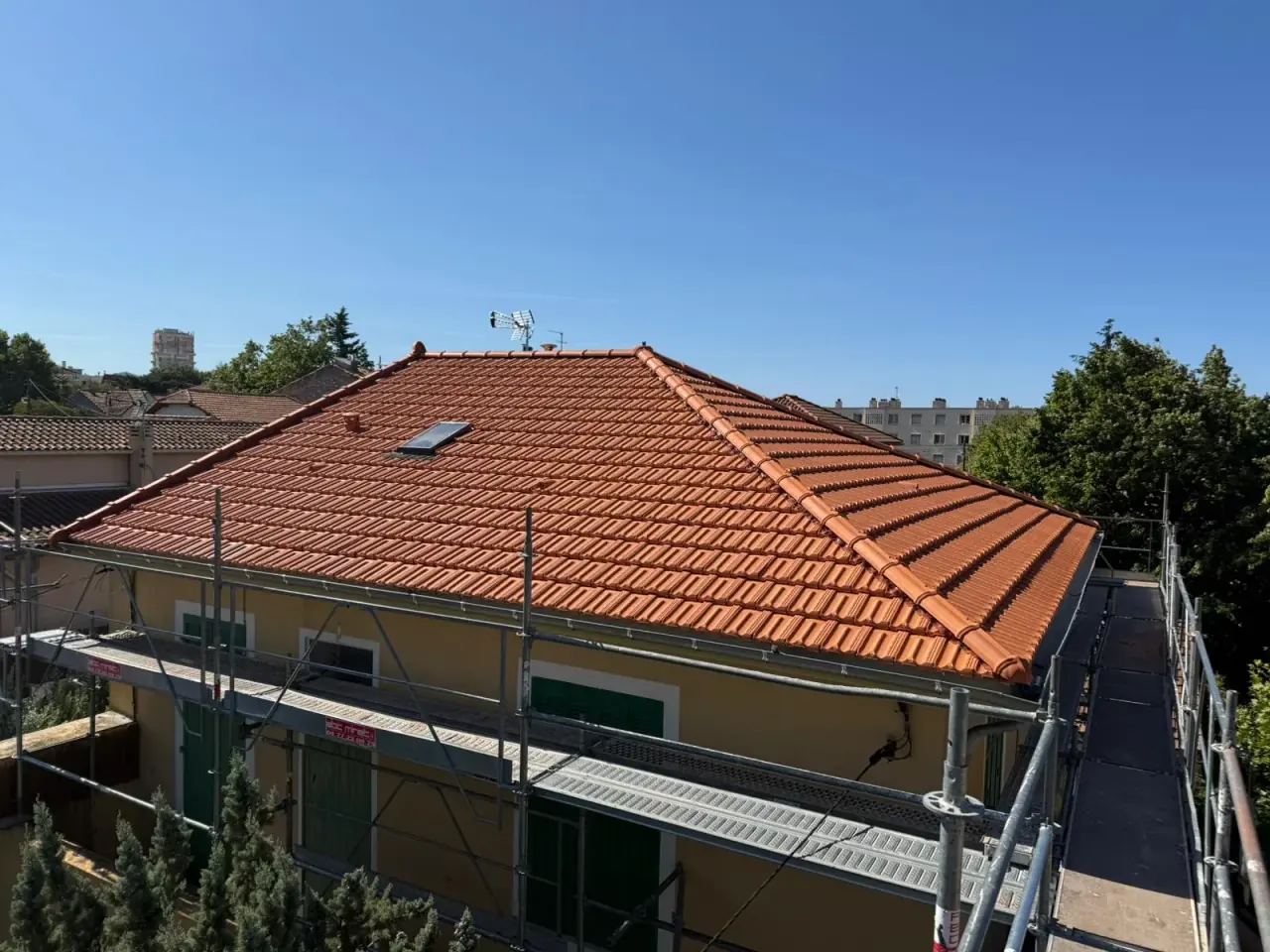 Après · Rénovation complète : pose tuiles canal sur liteaunage neuf à Marseille (13012)
