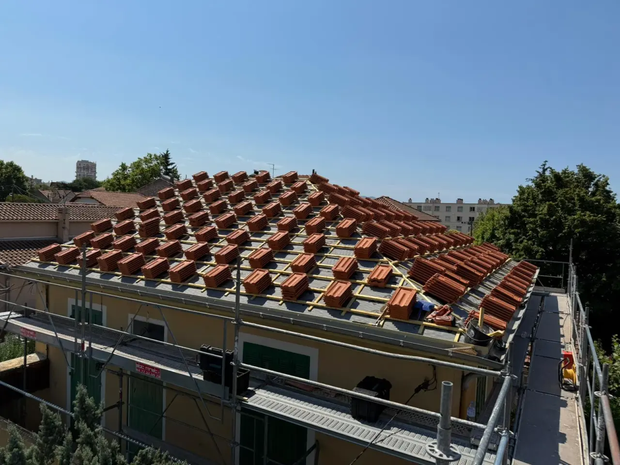 Avant · Rénovation complète : pose tuiles canal sur liteaunage neuf à Marseille (13012)